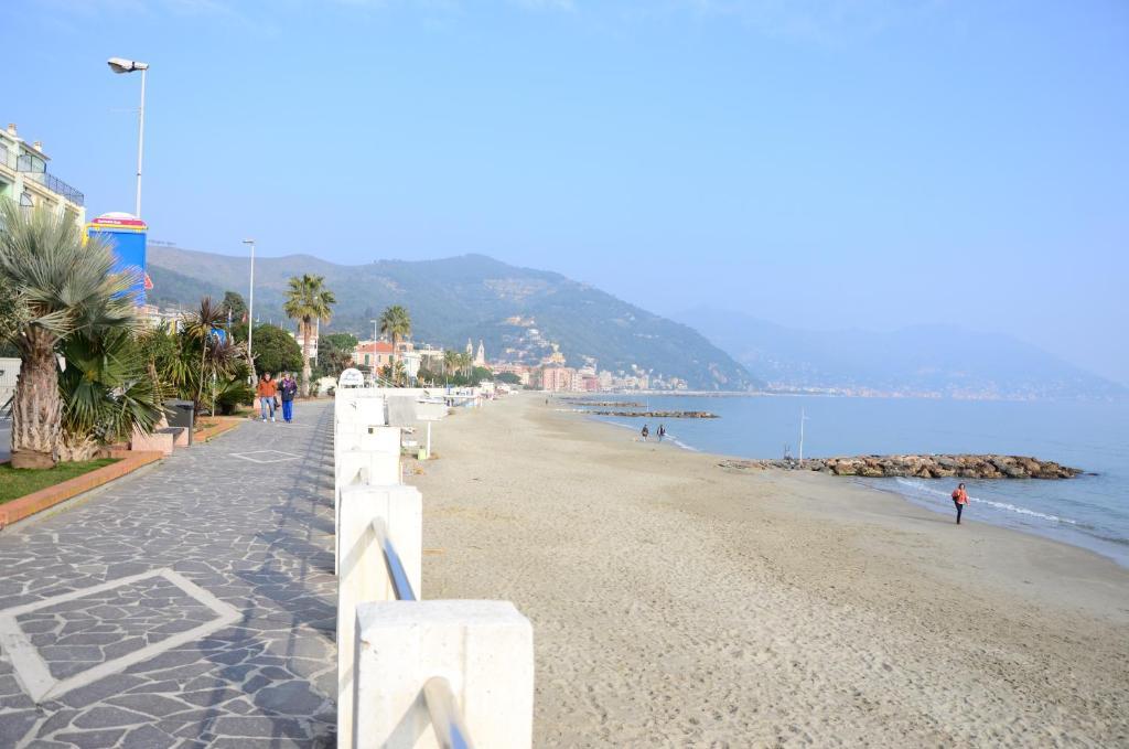 Hotel Mignon 50 Mt Dalla Spiaggia E Dall'Isola Pedonale Alassio Exterior photo