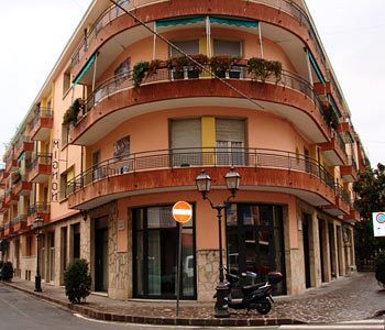 Hotel Mignon 50 Mt Dalla Spiaggia E Dall'Isola Pedonale Alassio Exterior photo